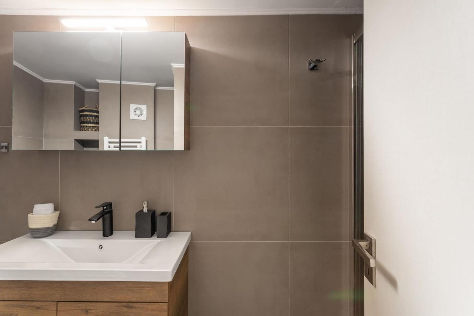 Deluxe 3-Bdrm Urban-Industrial Apt At Acropolis Aten Exteriör bild