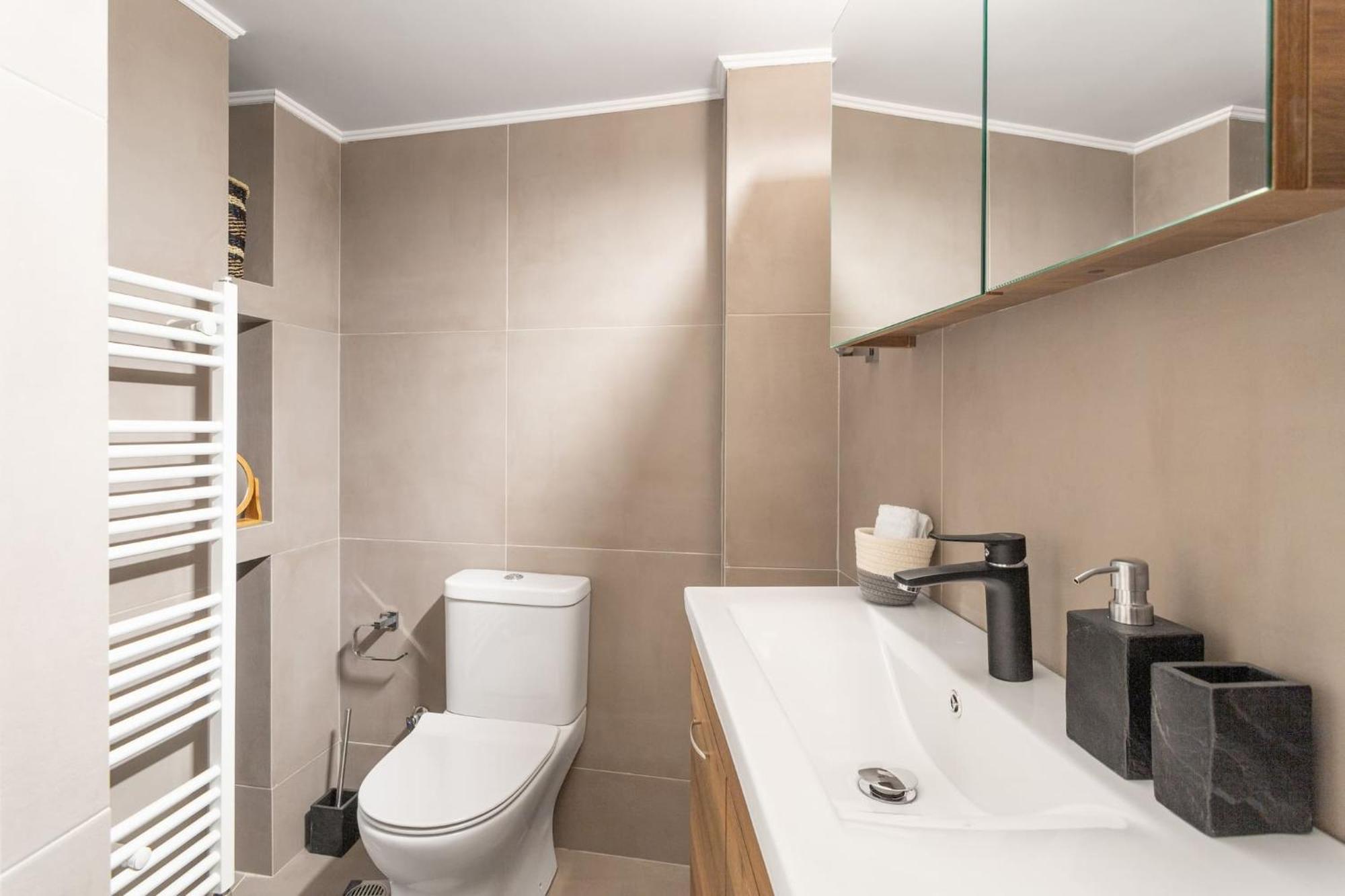 Deluxe 3-Bdrm Urban-Industrial Apt At Acropolis Aten Exteriör bild