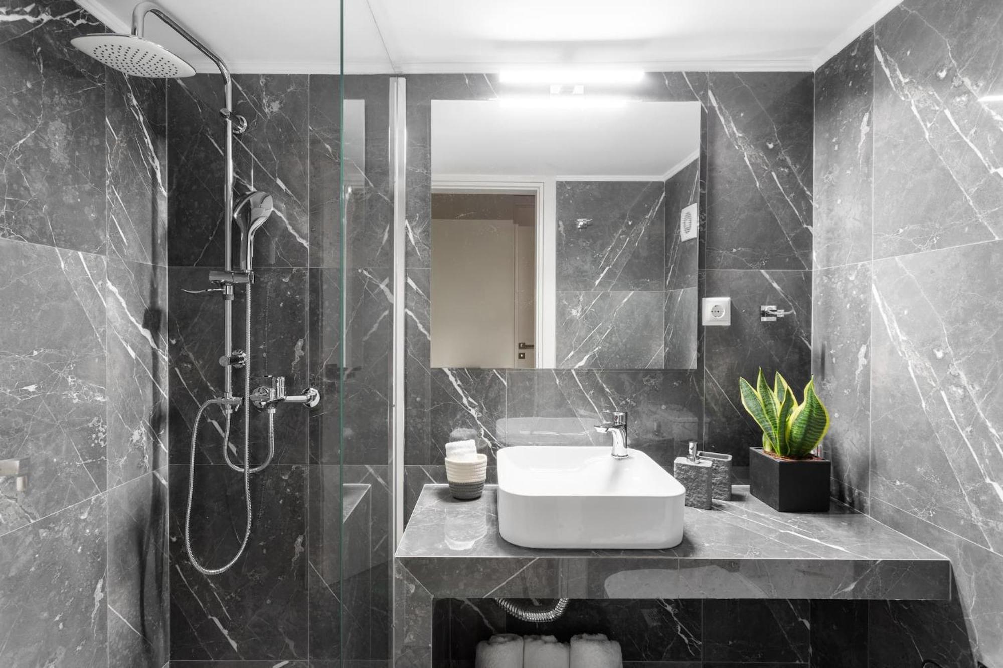 Deluxe 3-Bdrm Urban-Industrial Apt At Acropolis Aten Exteriör bild